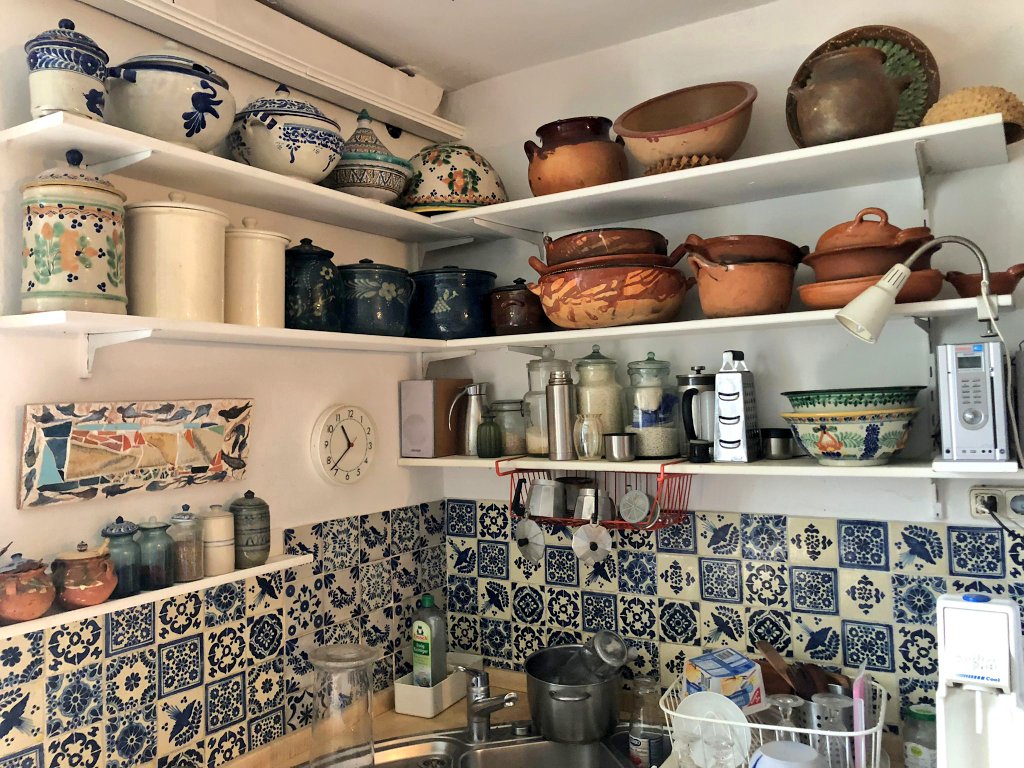 ReadButNotHeard's tweet image. House of an architect and retired art teacher. Surrounded by beautiful textiles, pottery and gorgeous tiles.