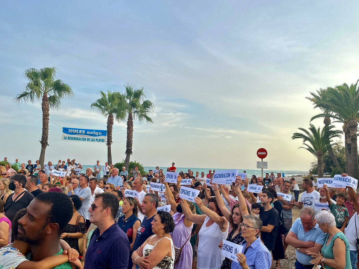 patriciaesle's tweet photo. 🌊 #Nules sale a la calle para exigir la regeneración del litoral y ‘espigones ya’. 

Los vecinos se unen contra la ‘deshumanización’ de Costas. https://t.co/stS9OECJxS