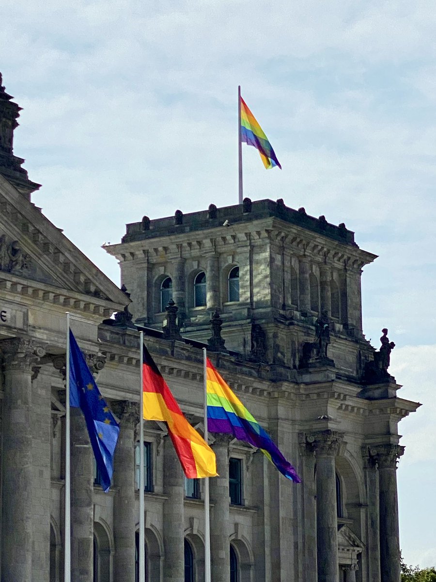 Es war höchste Zeit. Ab heute weht die Regenbogenflagge auf dem Bundestag – immer zum #CSDBerlin und zum #IDAHOBIT! So haben wir es im Präsidium des Bundestages beschlossen. Happy Pride! 🌈🏳️‍🌈