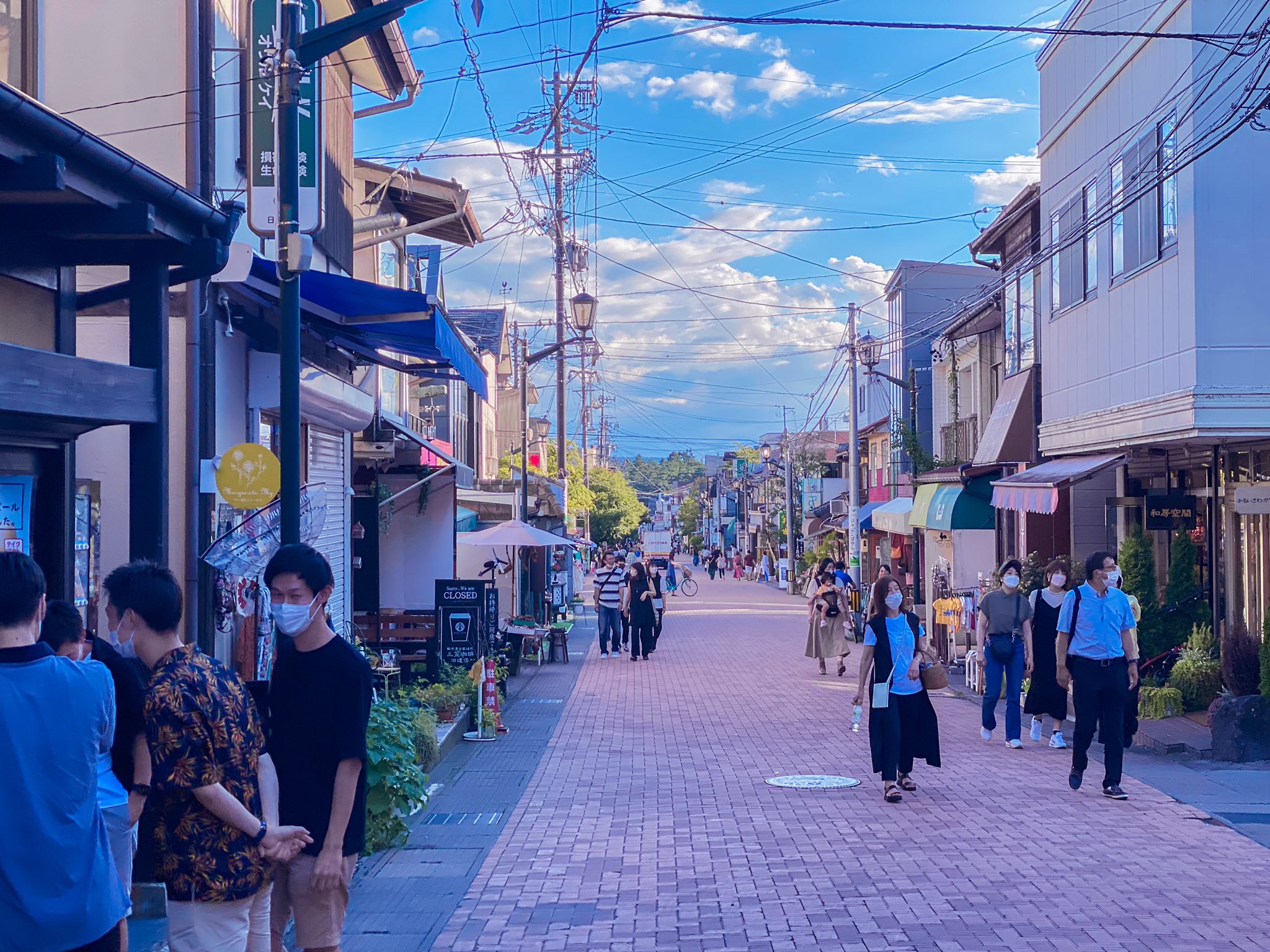 Norry せめて少しだけでも観光を と思い 旧軽井沢の銀座商店会へ 夕方だったせいか 店じまいもチラホラで これ食べたかった ってのが出来ませんでした でも歩いてるだけでも楽しめた T Co C7z95q1egs Twitter