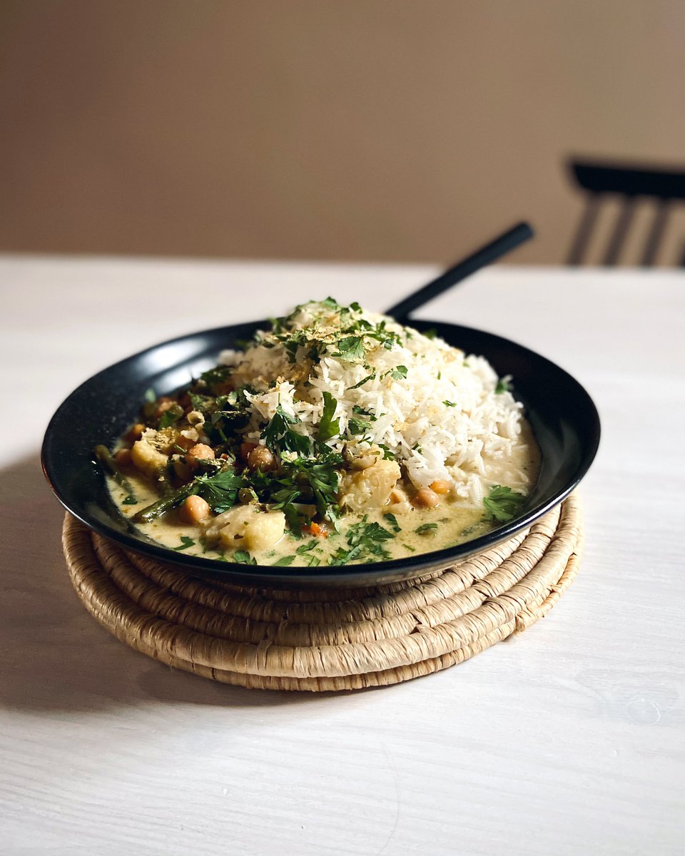 Find the details for this satisfying ‘Cauliflower, Green Bean &amp; Chickpea Thai Green Curry’ over on the gram - super easy, requires very little attention and really hits the spot👌🏻 #vegancurry #veganmeals #plantbasedrecipes