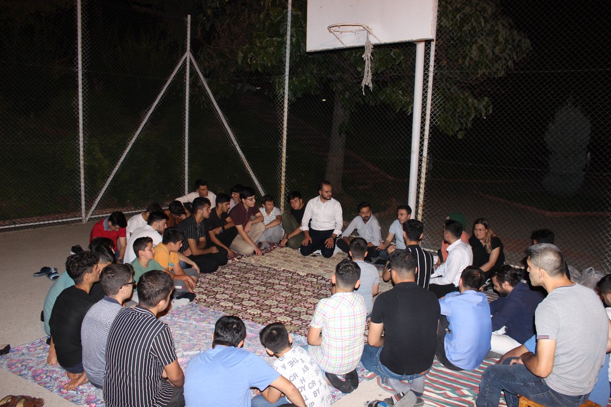 Okullar Kapalı ❌ Parklar Açık ✅

“Seyyar Semaver” programımız kapsamında Doğukent Dost Ozan parkında genç kardeşlerimiz ile bir araya gelerek muhabbet ettik.

Çay ☕
Çekirdek 🌻
Firik 😇
Müzik 🎸

Eşliğinde güzel bir akşamdı 🤗
Bir sonra ki seyyar semaver de görüşmek üzere ✋🏻😉