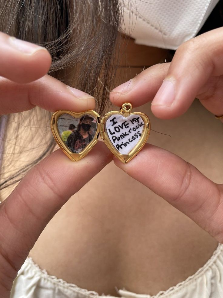 funtesiast's tweet image. ‘when the night is coming down on you, we will find a way through the dark.’

[ #12YearsOf1D #12yearsofonedirection #DirectionersDay ]