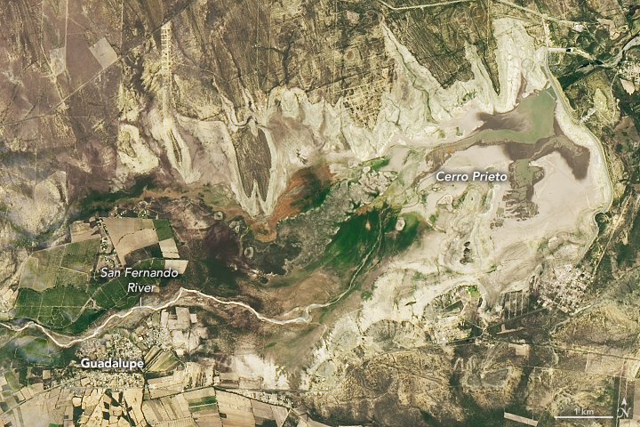 The Cerro Prieto reservoir in Nuevo León, Mexico, has dropped to 0.5 percent of its capacity of 393 million cubic meters. The reservoir is shown in these Landsat images acquired in July 2015 and July 2022. go.nasa.gov/3RT6AHK