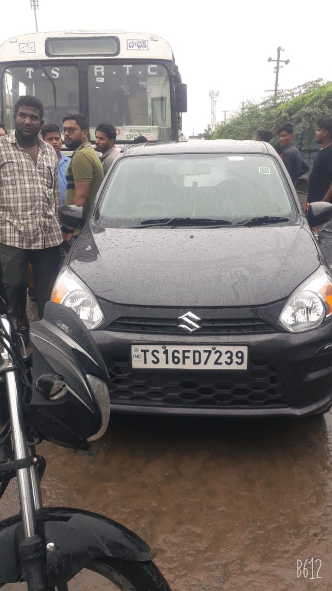 Sattark30009100's tweet photo. This is our RTA driving Rashly on oneway Road. Salute to there driving.
Accident took place on MALAPALLY today at 3pm and driver got free with a smile on his face.
@Collector_NZB @cp_nizamabad @GBigala @DanduNeethu @IdreesKhanDM https://t.co/hrIycbLEd7