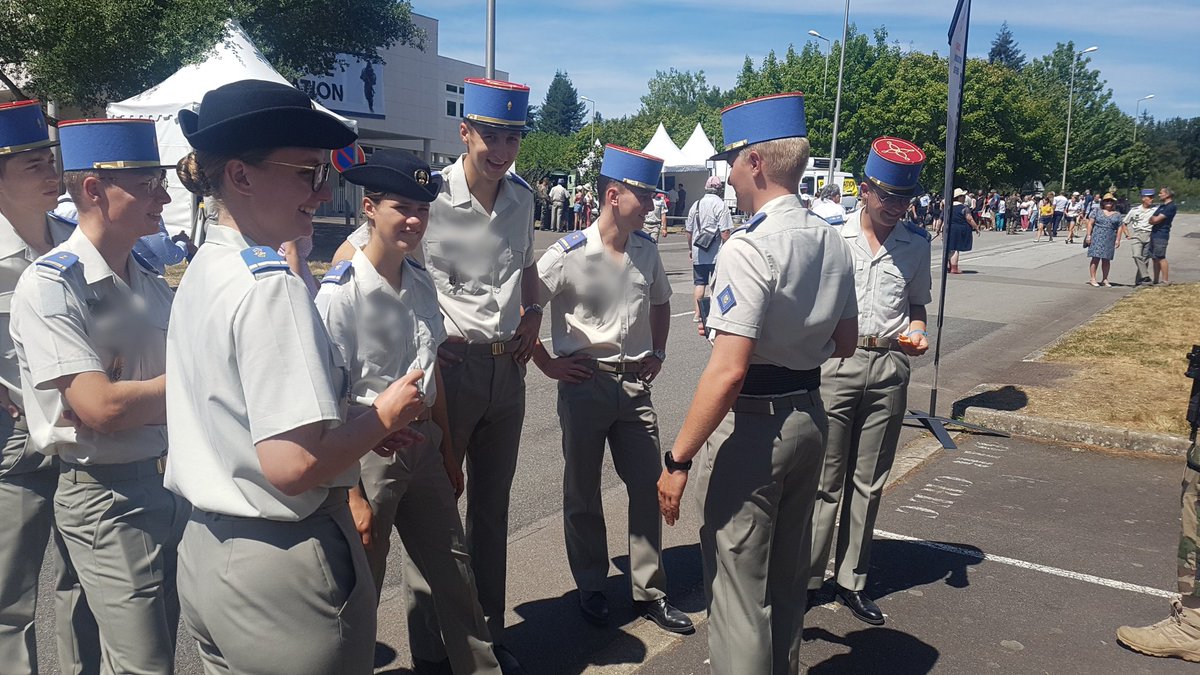 Agence_ID's tweet photo. Des élèves de l'Académie militaire de @SaintCyrCoet testent la ceinture vibro tactile pour une communication par la peau, lorsque la vision et l'audition ne sont pas disponibles. 

Projet d'#innovation développé par la PME @CAYLAR_SAS 

#Triomphe #NotreDefense https://t.co/Ec5pOVnOoy