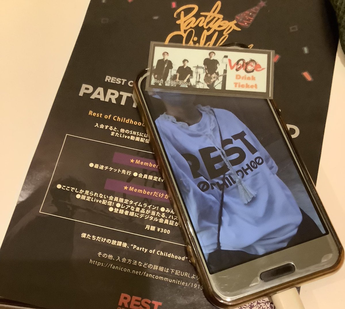 mynameis_mama's tweet photo. #新大久保CLUBVoice 20周年🎉
ドリンクチケットつかうのもったいなくてキャッシュで🥂
#Restofchildhood
“How was your day?”
めっちゃかっこよかった♡♡
少なめなMCで
“髪色、かき氷いちご🍧みたい”って、くーっかわいすぎっギタボ♡
#Limitedtee 🤳撮った♡モデルはともかく..Teeかわいい https://t.co/R1jJeBTylP