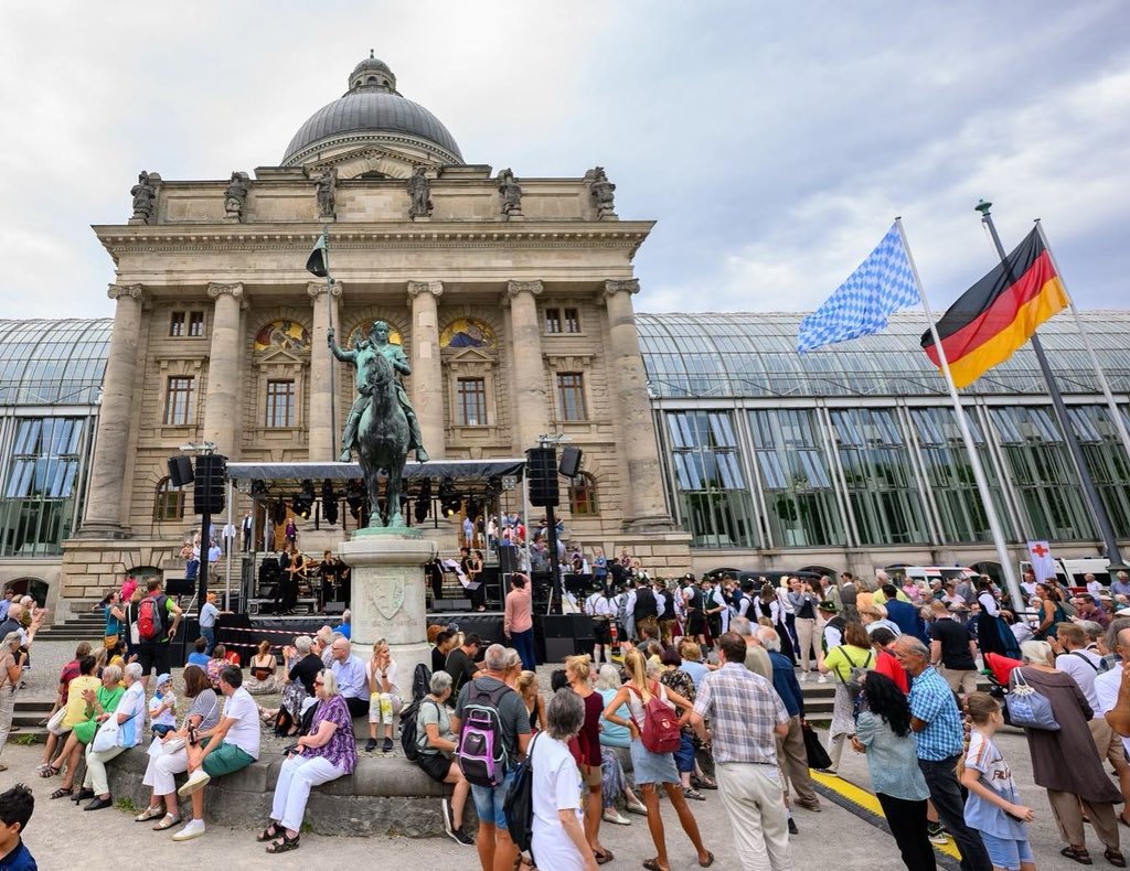 Markus_Soeder's tweet image. Herzlich Willkommen in der #Staatskanzlei: Heute Tag der offenen Tür und Hofgartenfest mit vielen tollen Begegnungen. Schön, alle wieder persönlich zu treffen. Und ein super Auftritt der besten bayerischen Rock&apos;n&apos;Roller: der Spider Murphy Gang! Bin seit der Jugend Fan.