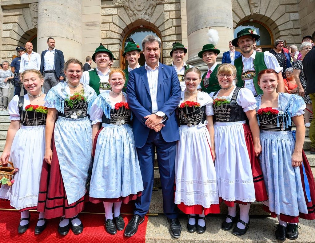 Markus_Soeder's tweet image. Herzlich Willkommen in der #Staatskanzlei: Heute Tag der offenen Tür und Hofgartenfest mit vielen tollen Begegnungen. Schön, alle wieder persönlich zu treffen. Und ein super Auftritt der besten bayerischen Rock&apos;n&apos;Roller: der Spider Murphy Gang! Bin seit der Jugend Fan.