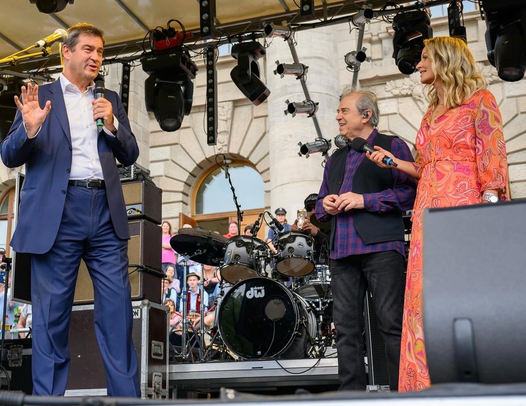 Markus_Soeder's tweet image. Herzlich Willkommen in der #Staatskanzlei: Heute Tag der offenen Tür und Hofgartenfest mit vielen tollen Begegnungen. Schön, alle wieder persönlich zu treffen. Und ein super Auftritt der besten bayerischen Rock&apos;n&apos;Roller: der Spider Murphy Gang! Bin seit der Jugend Fan.