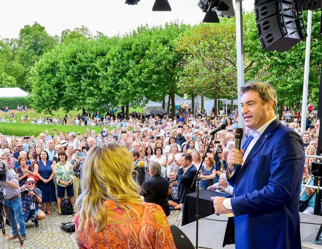 Markus_Soeder's tweet image. Herzlich Willkommen in der #Staatskanzlei: Heute Tag der offenen Tür und Hofgartenfest mit vielen tollen Begegnungen. Schön, alle wieder persönlich zu treffen. Und ein super Auftritt der besten bayerischen Rock&apos;n&apos;Roller: der Spider Murphy Gang! Bin seit der Jugend Fan.