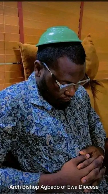 stefnoway's tweet photo. Everyone is a bishop in Nigeria
Let's see you on your APC Bishop garment #APCBishop #APC #APCBishopChallenge https://t.co/sYi2rGnT33