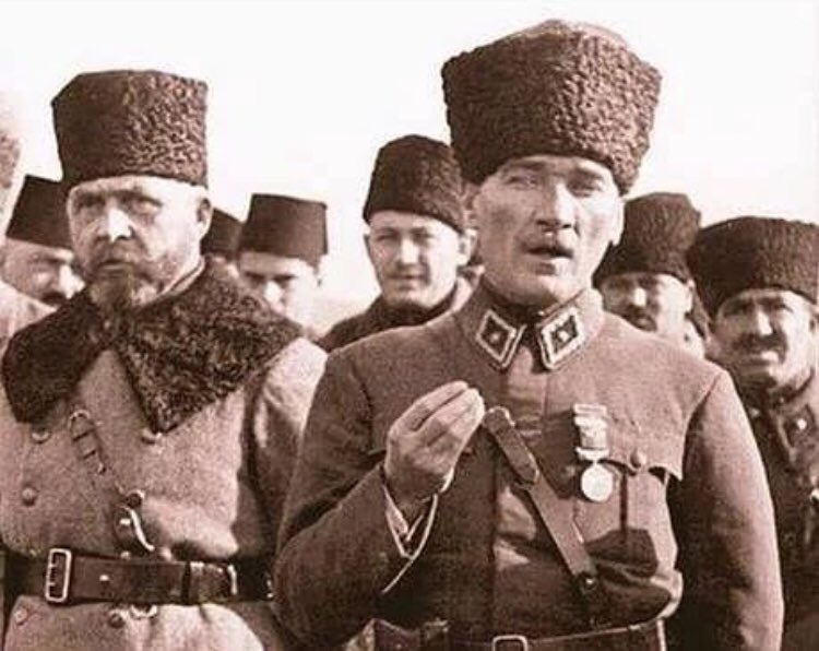 Gazi Mustafa Kemal Atatürk liderliğinde;
‘‘Milli sınırlar içinde vatan, bölünmez bir bütündür, parçalanamaz’’ kararı ile Cumhuriyet'in temellerinin atıldığı #ErzurumKongresi 'nin 103. yıl dönümü kutlu olsun.
Cumhuriyetimiz sonsuza dek yaşasın.🇹🇷