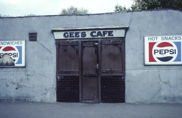 Charming elegy to London's lost #caffs by David Johnson via @thegentleauthor. Much #midcenturymodernism. I used to pass Gee's everyday walking to school. spitalfieldslife.com/2022/07/23/dav…