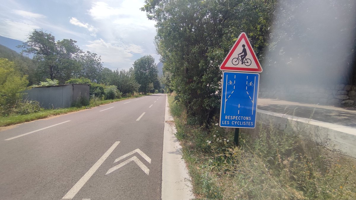 Je crois qu'on appelle ça un chaussidou. Je ne me sens pas du tout plus en sécurité que sur une route non "aménagée". Vous en pensez quoi ? Ça ressemble à de la peinture pour dire "oui oui on pense aux vélos".