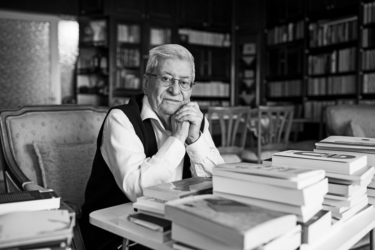 Gül Yetiştiren Adam.. Rasim Ağabey.. Örerek özümüzdeki sözleri sırlandı ötelere doğru. Öyküleri ve denemeleriyle kaç neslin ruhunda silinmez bir iz bıraktı. Allah rahmet eylesin, mekânı cennet, makamı âli, menzili mübarek olsun.
#RasimÖzdenören