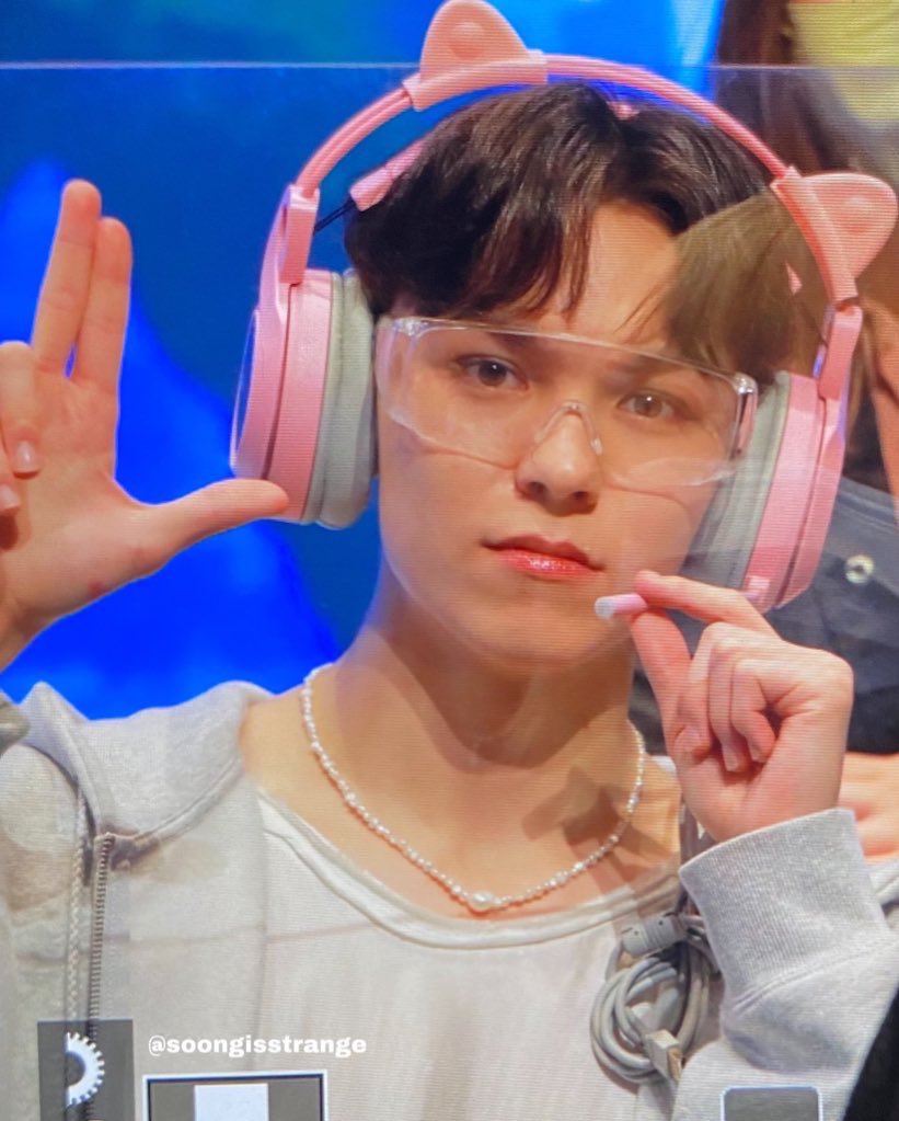 junhaolovr's tweet photo. this pic has me on chokehold https://t.co/0iPVA187zC