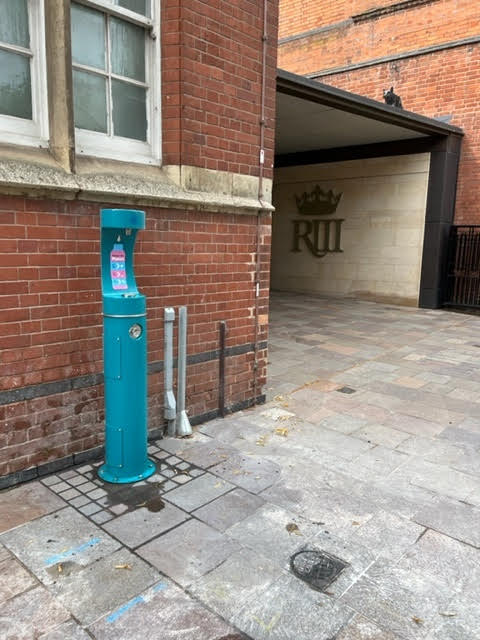 New water fountains in the city centre 🚰🎉

You can fill up your water bottle outside the RIII Visitor Centre, Town Hall, and King Street!

They are free and for everyone to use - making drinking water even more accessible, and reducing plastic pollution

<a href="/Leicester_News/">Leicester City Council</a> <a href="/Refill/">Refill Return</a>
