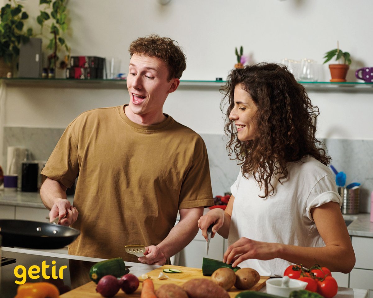 Heute Abend noch nichts vor? Wie wäre es mit einem Kochabend mit Freund*innen? Bestelle Dir bei uns in der App die frischsten Zutaten für ein leckeres und leichtes Sommergericht. 🍅🥦🍆 
In Minuten geliefert. 💨
#getirde #kochabend 💜🛵