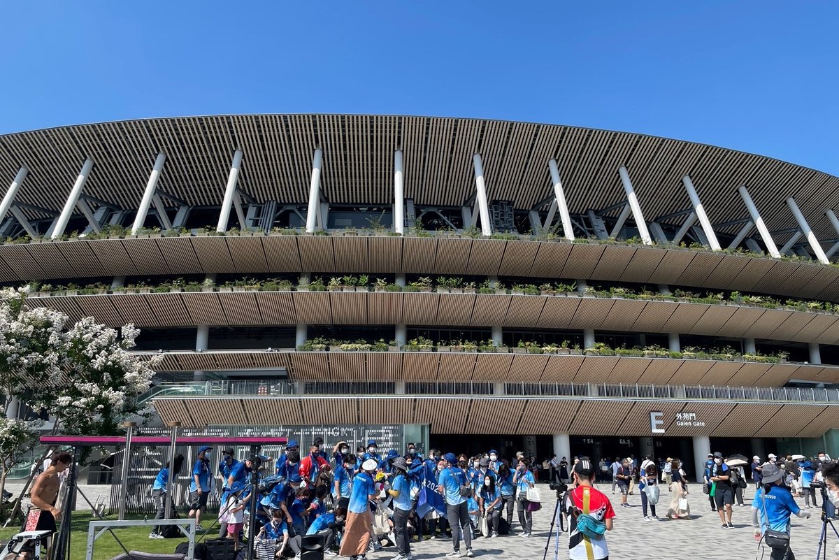 Tokyo_gov's tweet photo. The #Olympic and #Paralympic Games #Tokyo2020 #OneYearAnniversary #ceremony was held at the #NationalStadium. With many volunteers participating in the #athletes' demonstrations and the entrance #parade, it was a great success. #TokyoForward https://t.co/9CQL9v4nz1