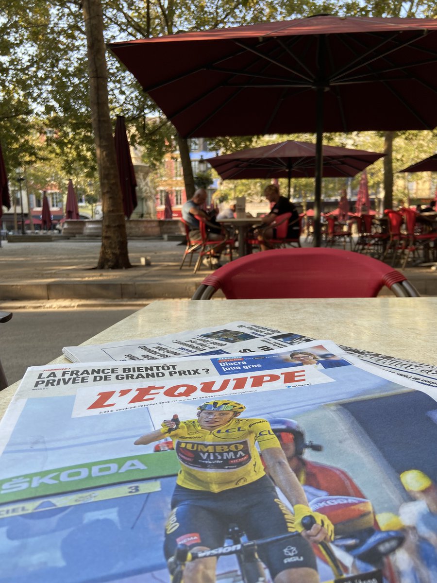 QuaiBellevue's tweet photo. @letour_de hat sich schon lange aus #Carcassonne verabschiedet. Was bleibt sind schöne Erinnerungen, tolle Fotos und die Vorfreude auf den nächsten Besuch. Am Place Carnot läuft alles wieder nach den alten Ritualen ab. #Kaffee + @lequipe zum Start in den Tag :) https://t.co/HR4X6OeI2X