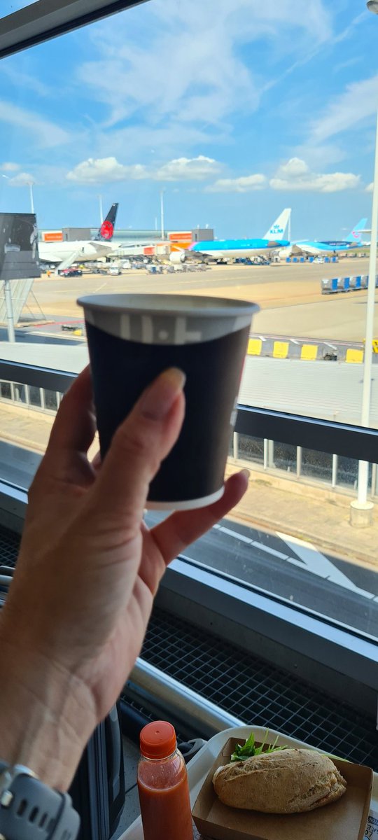 Marjolein1402's tweet photo. En nu eerst koffie!
Met een uurtje door security & douane!
#relax #schiphol #makingmemories #metdemannen #hijvan13 #hijvan15
#Bourgas #Obzor
🎉 ⛱ 🏖 😎🍹🥰🌊 https://t.co/SeArbguLBw