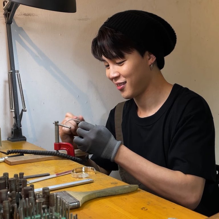 miningfuljimin's tweet photo. [📽] Jimin's Bracelet Workshop VLOG

Jangan lupa klik like dan tinggalkan komen untuk Jimin di YouTube ya ^^
📌 https://t.co/C2AZhTSBOi

#JiminVLOG
BRACELET BY JIMIN

#세상에하나뿐인팔찌
#톱과망치그리고장인정신
#공사장아니고공방ASMR https://t.co/BkzkzWMJ0B