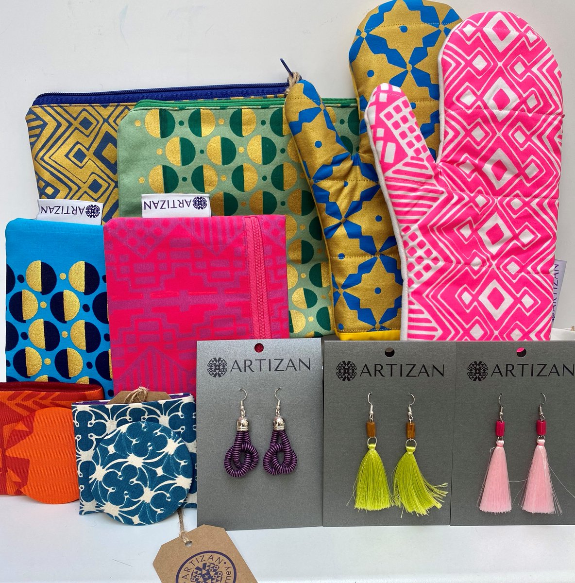 We have more of our ever popular Artizan stock back in the shop this weekend!

🌻Washbags
🌻Pencil cases
🌻Pocket mirrors
🌻Over gloves
🌻Earrings

Artizan goods are made ethically and mindfully in Ecuador and Peru.