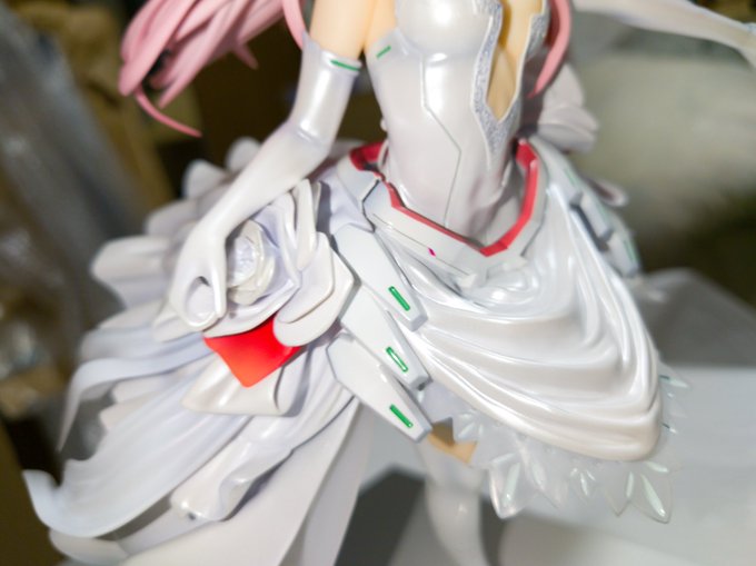 パイロットスーツ部分とドレス部分の塗り分けもきっちりしてあって質感高い
身体の動きに合わせて、右半身はスーツの生地が張った感じ、左半身は余った生地のシワ感がしっかり表現されてる 