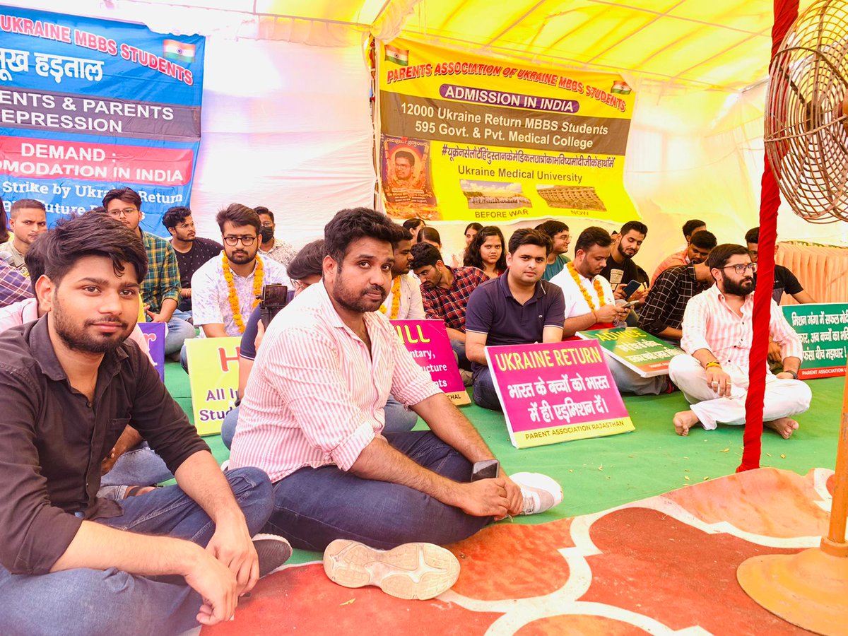 Neerajkundan's tweet photo. मोदी सरकार ने यूक्रेन में फंसे बच्चों के भारत आने पर खूब इवेंटबाजी की थी। वो सारे इवेंटजीवी मंत्री अब कहाँ है ? इनके भविष्य को लेकर सरकार को कोई चिंता नहीं है।
यूक्रेन से लौटे छात्रों द्वारा आयोजित रामलीला मैदान में की जा रही भूख हड़ताल में पहुंचकर छात्रों को सम्बोधित किया। https://t.co/zx9xlcSlXS
