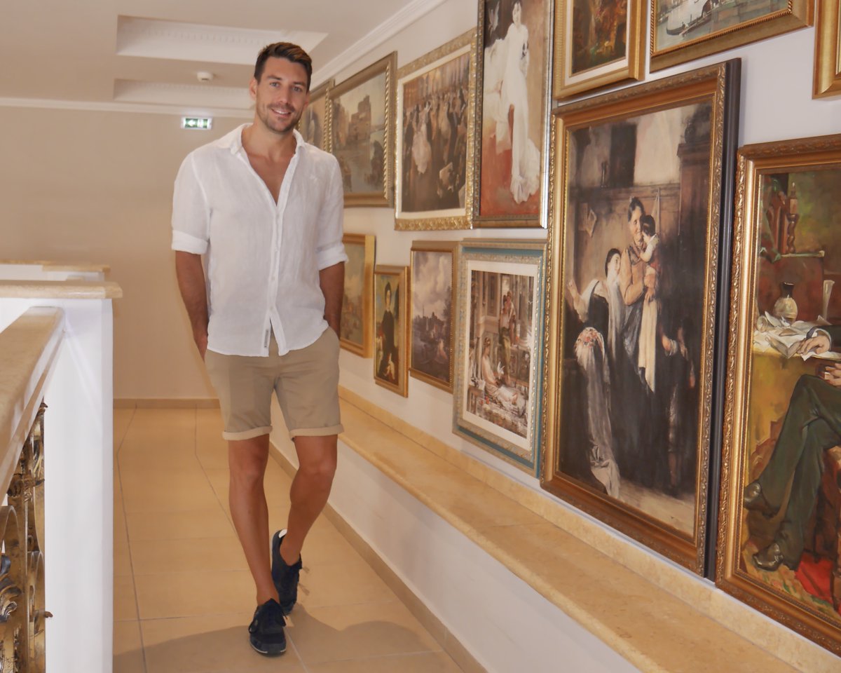 Feeling like a king at Grand Hotel Palace Thessaloniki during my stay in Thessaloniki 👑 I particularly loved my spacious room with a view of the magnificent inner courtyard of the building, the succulent breakfast as well as the spa and fitness area. 

#travelinfluencer