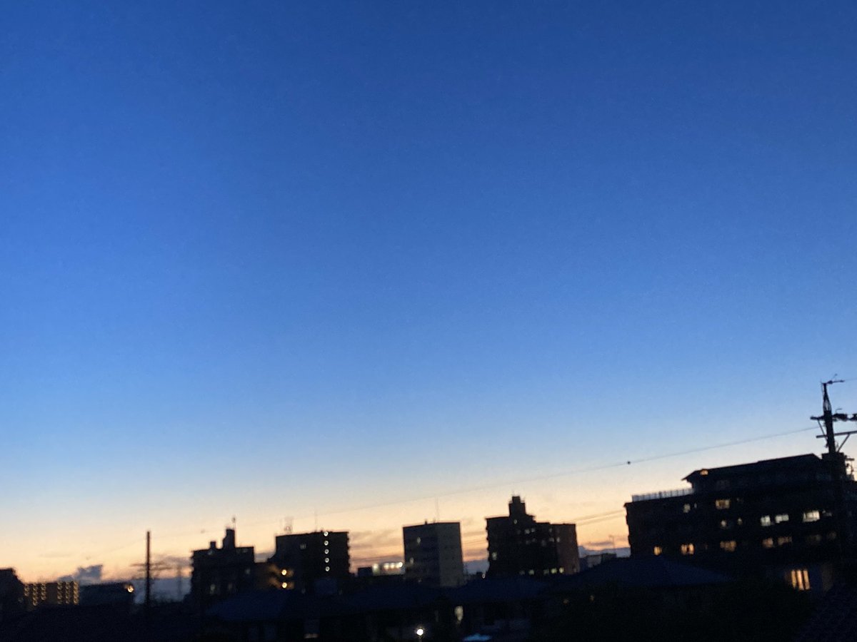 norizot's tweet image. 夜中に左足脹脛がつり、頭痛で目覚めるという散々なスタートでしたが、夕方のblast45に参加。軽減しつつ無理せず動いても滝汗💦💦　熱中症ですね、アレは。ちゃんと塩分&amp;amp;水分をしっかり摂って寝ます🫡
#groupblast
#ルネサンス
#マジックアワー