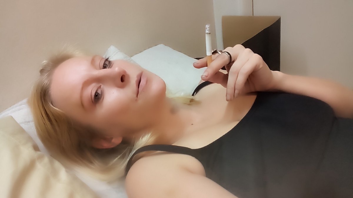 LauraPandora85's tweet photo. @LauraPandora85 #smoking, #sexyinblack #justGotOut, #freedom https://t.co/mtKwMuY49F