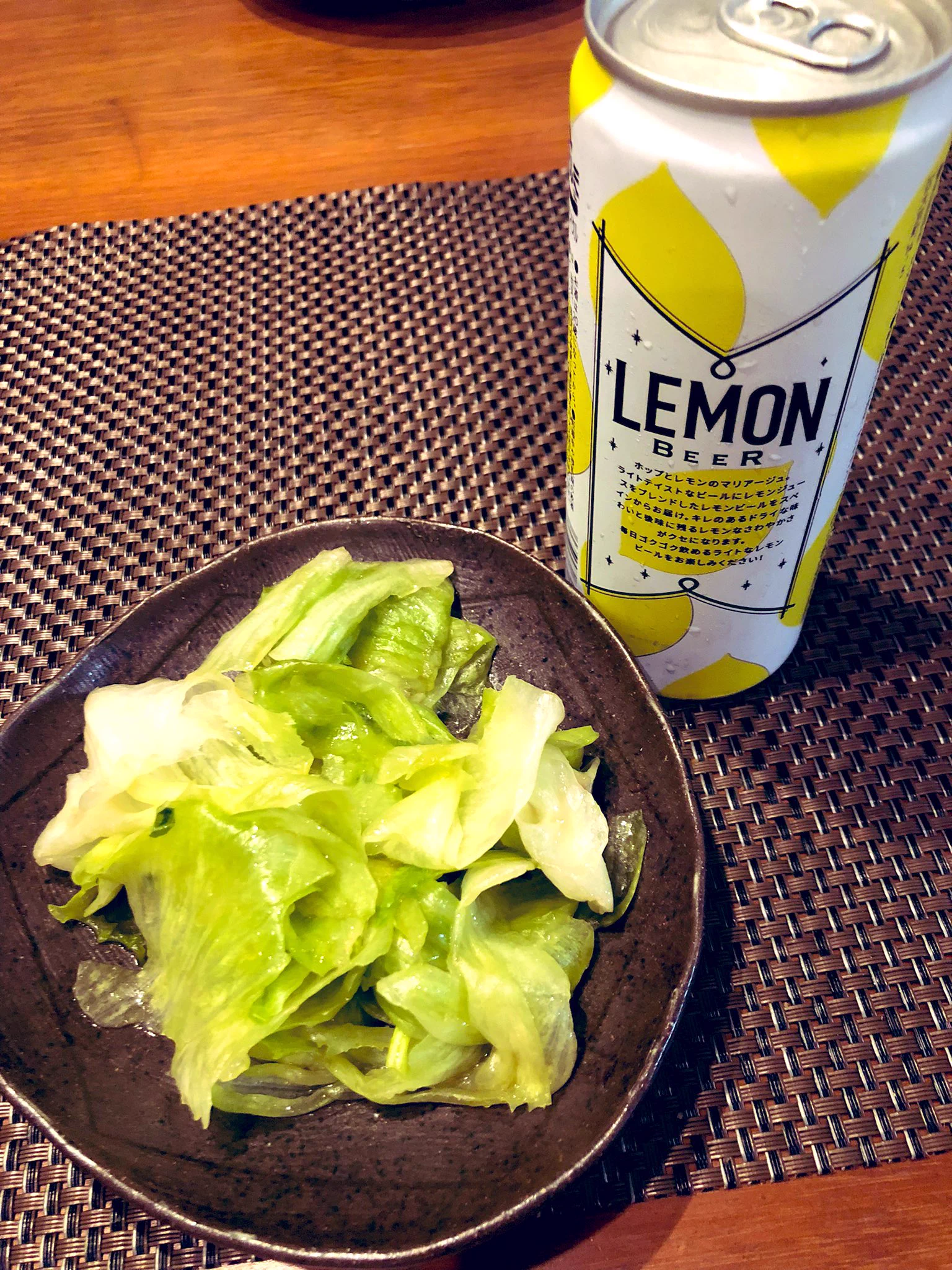 リュウジさんのレシピで、レタスのサラダ🥗
これ、めっちゃ簡単で、めっちゃ美味しい😍❤️
ニンニクすりおろし少々と、レモン果汁🍋を加えたら、すんごい好みの味になっちゃった😍❤️
お供はレモンビール🍋🍺
これも、美味しい😋❤️  