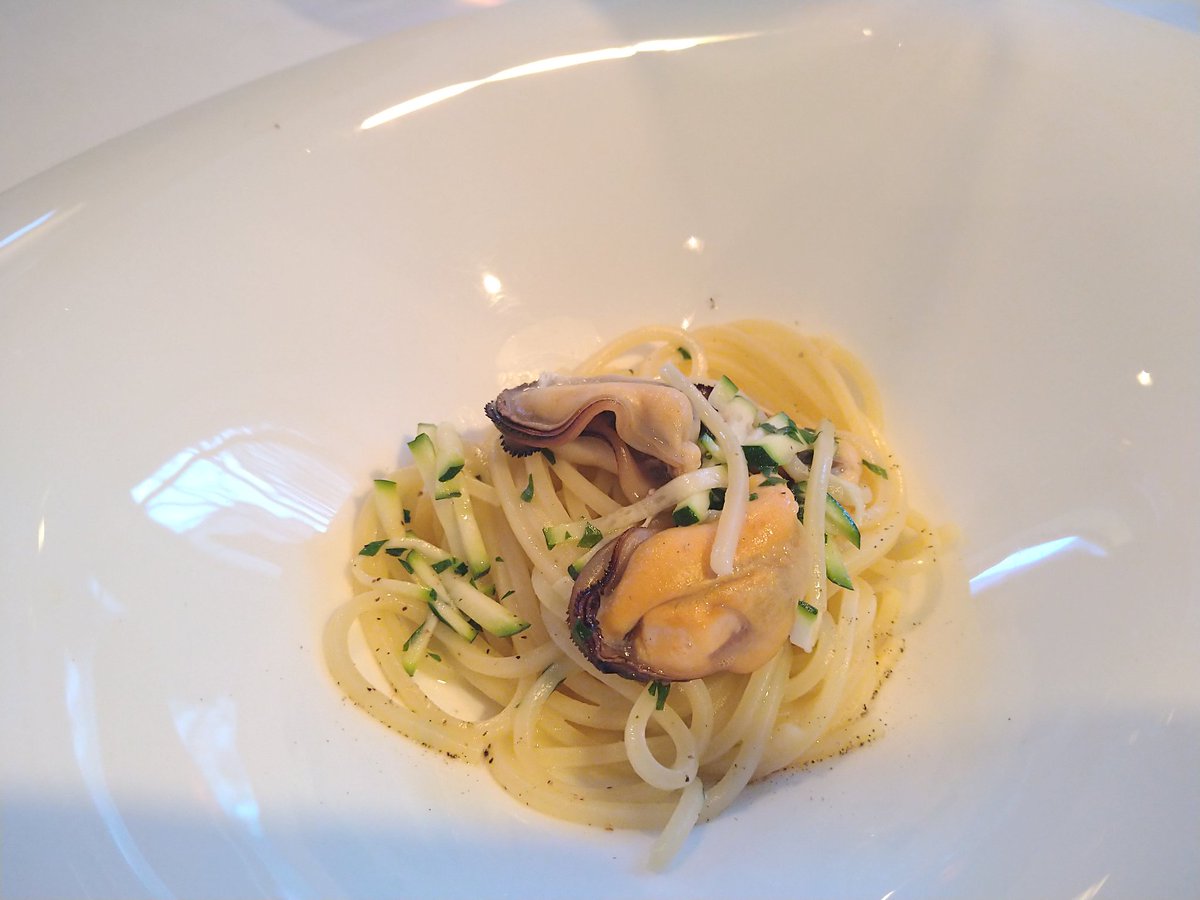 Gunso_SBorder's tweet photo. #FLATTORIA #高田馬場 #イタリアン
実は結婚記念日なんでいつもここにくるんです、って話をしたらサプライズでとても素敵なプレートを頂いてしまいました!料理もいつも美味しいし、来年も必ず来ます! https://t.co/TRU9n6nGXu