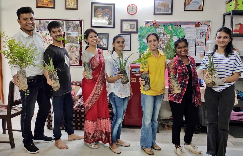 ManjulaSularia's tweet photo. As my workplace booms with those green energies and we celebrate out work companion ship with those nature's gifts 
#GreenEnergy #naturegift #work #workplace #workcompanion https://t.co/XBVOaDghRN