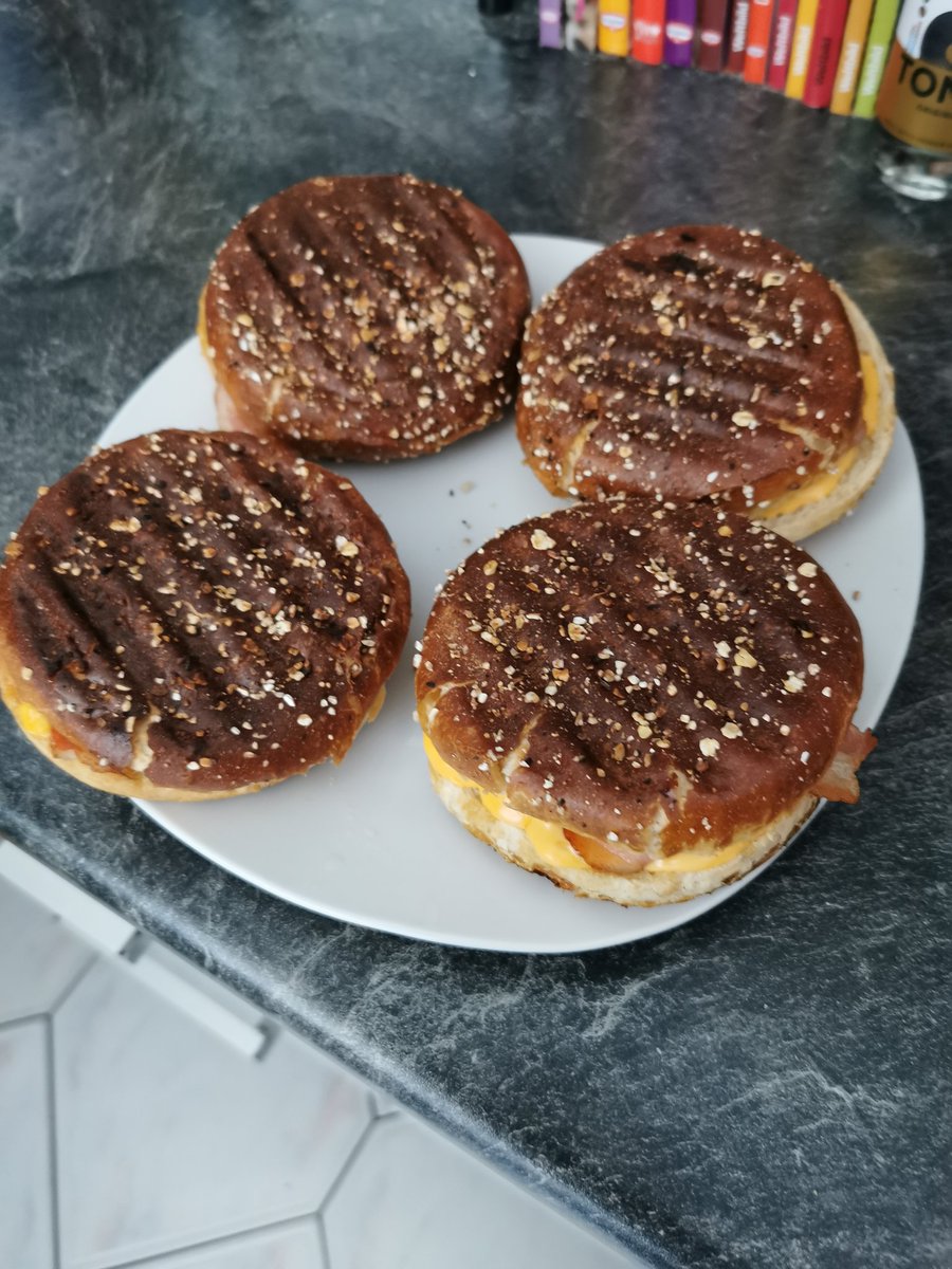 Selbstgemachte Laugen Cheese Burger mit Bacon