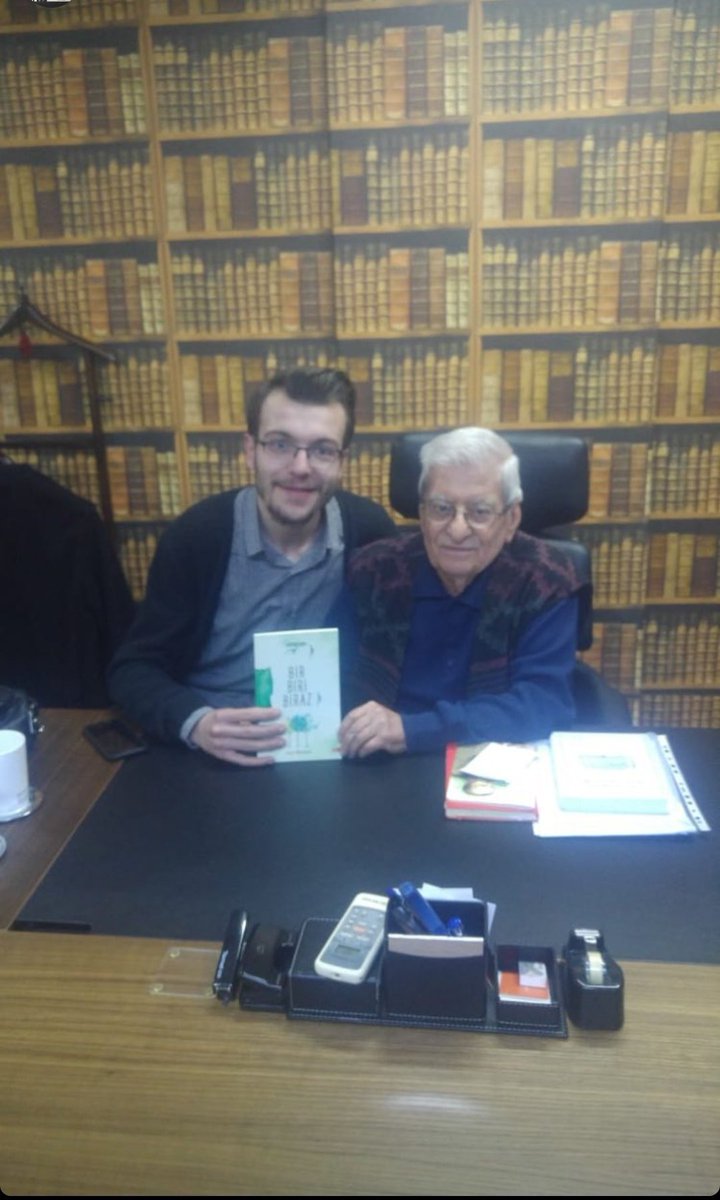 Yaşamıyla eserleri böylesine örtüşen ikinci bir insan tanımadım. Gerçekten "7 Güzel Adam"dan biriydi.Kıymetli bir yazar; kibar, mütevazı, sevecen bir insandı. Allah rahmet eylesin. Hece dergisinde bize öğrettiklerin için minnettarım hocam. Mekânın cennet olsun 🙏
#RasimÖzdenören