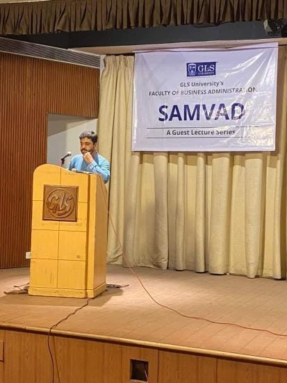 fbaglsbba's tweet photo. "Be, don't become. Don't let your career options define your identify."

Mr. Gaurang Raval talks to the FY students during Samvad 2022.

@gaurangr 

#Orientation #Samvad #FOBAWelcomesFY https://t.co/T7qyhkIW68