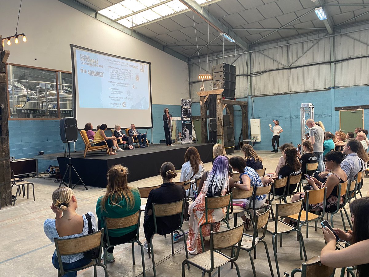 350000 femmes victimes de violence sont accompagnées en France par l'association <a href="/FranceVictimes/">France Victimes</a> nous explique <a href="/oliviamons/">olivia mons</a>. Bravo pour ce travail de terrain. Merci au festival #ensemble de <a href="/thesorority/">The Sorority</a> à la #citefertile #Deboutcitoyennes