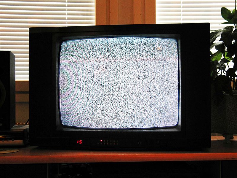 EricLagadec's tweet photo. Qui se rappelle de ça? Mais saviez-vous qu'une partie du bruit que l'on pouvait voir ainsi à la télé...venait d'un rayonnement émis juste après le Big Bang, il y a plus de 13 milliards d'années ? Et regarder un peu de Big Bang c'est sûrement mieux que pas mal de programmes, non? https://t.co/CwqEuKNpPI