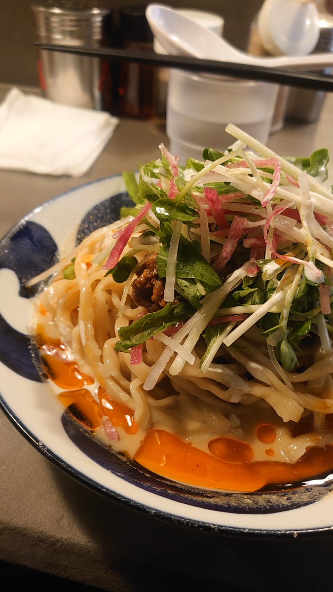 nigera_men's tweet photo. ラーメン山なぜか
夏火山￥1,000

盛々だぜ！
よくかき混ぜていただきます
水でしめられた麺
ブチッとボキボキの歯応え
ゴマだれとラー油の異なる香ばしさ
良いですねぇ！
スルりと完食
ごちそうさまでした(人 •͈ᴗ•͈)

タレがかなり残った…リベンジだ
 #ラーメン
 #なぜか https://t.co/8gz57GtNYZ