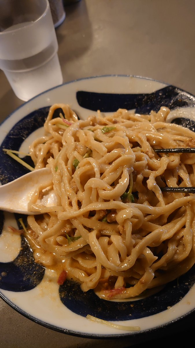 nigera_men's tweet photo. ラーメン山なぜか
夏火山￥1,000

盛々だぜ！
よくかき混ぜていただきます
水でしめられた麺
ブチッとボキボキの歯応え
ゴマだれとラー油の異なる香ばしさ
良いですねぇ！
スルりと完食
ごちそうさまでした(人 •͈ᴗ•͈)

タレがかなり残った…リベンジだ
 #ラーメン
 #なぜか https://t.co/8gz57GtNYZ