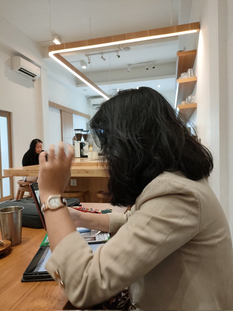 hazelajadeh's tweet photo. Healing dlu walaupun sempet belajar Ekonomi and Sejarah tp kalo belajar emang lebih fokus at home aja 😀
.
.
.
#aesthetic #cafe #colais #kokoro https://t.co/Rzy7MMVKwV