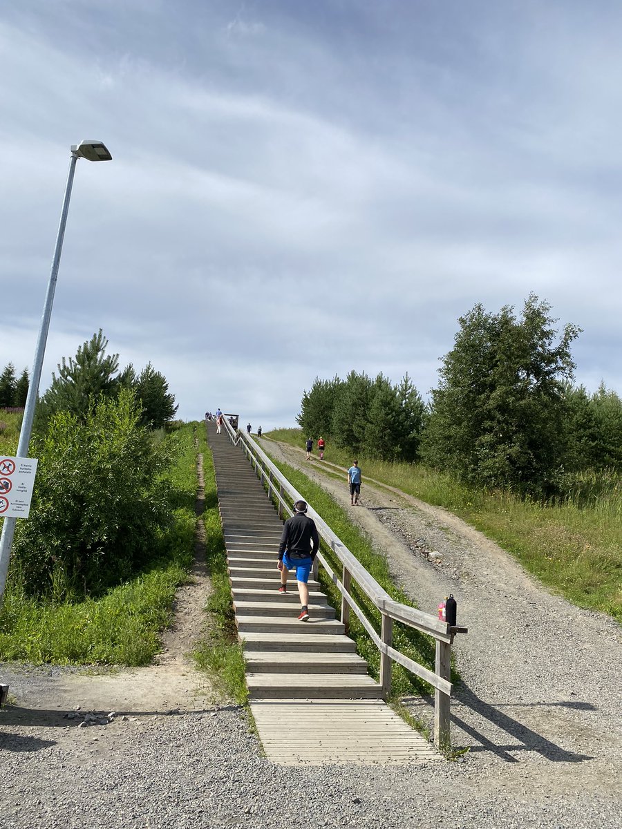 Turtanni's tweet photo. 25 astetta lämmintä ja porukkaa vauvasta vaariin kuntoportaissa.  #kaakkurinliikuntamaa #oulu https://t.co/FvkXuuuLiA