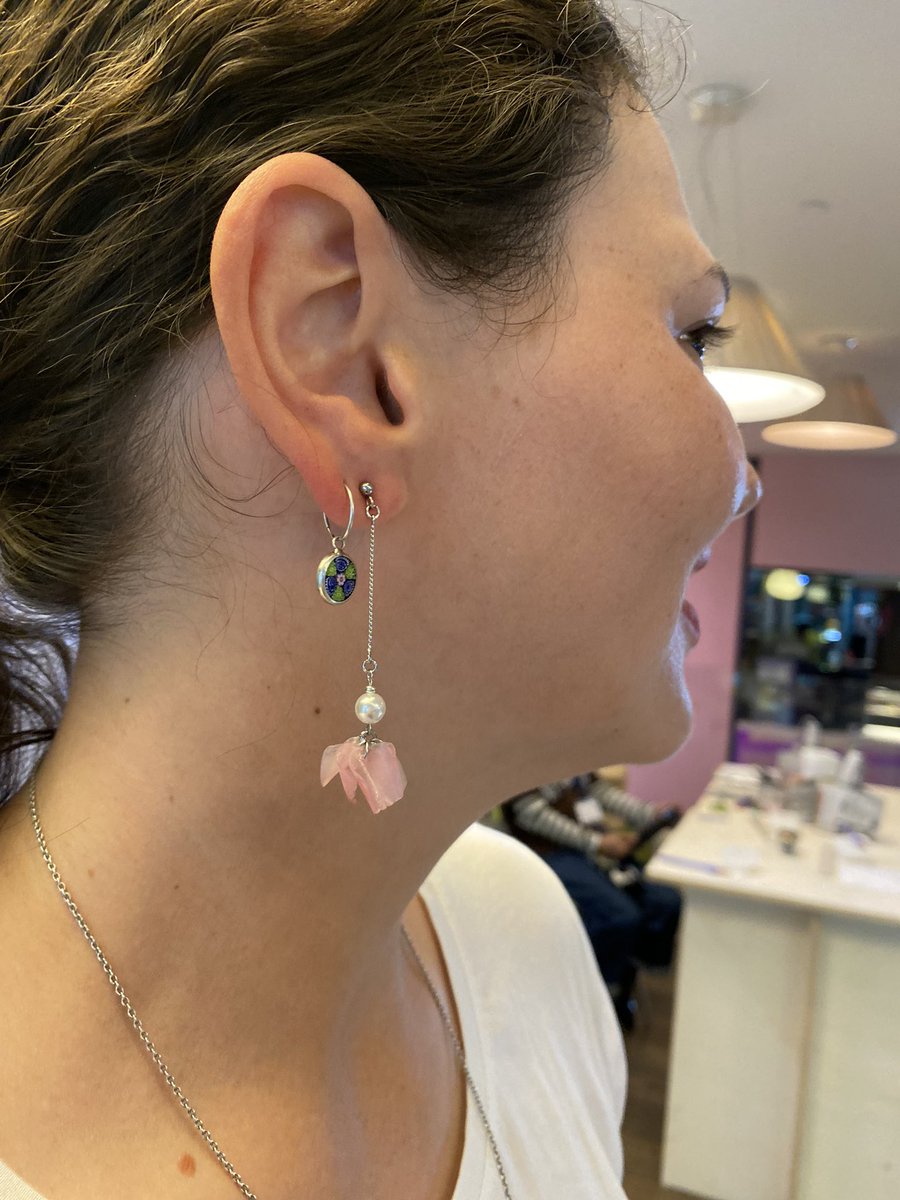 OceanLeatherJP's tweet photo. ウロコアクセサリーはタイプを組み合わせてもおしゃれです!✨
(モデル着用: ウロコアクセサリーAタイプ、ウロコアクセサリーCタイプ)
#fishleather #oceanleather #フィッシュレザー https://t.co/PENPMbK7z7