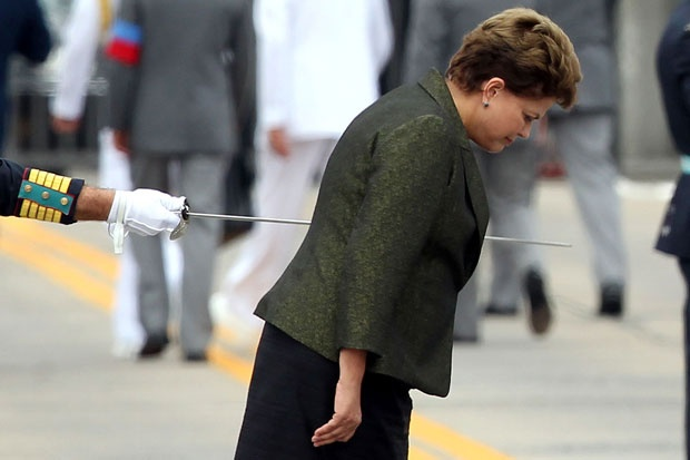 10 fotos no lugar certo e na hora certa📷🥰
A foto da ex-presidente Dilma Rousseff, que aparentemente, está transpassada por uma espada foi feita em 2011 pelo fotógrafo Wilton de Sousa Júnior. Veja outras fotos: iphotochannel.com.br/10-fotos-no-lu… #dilma #fotografia #fotografo