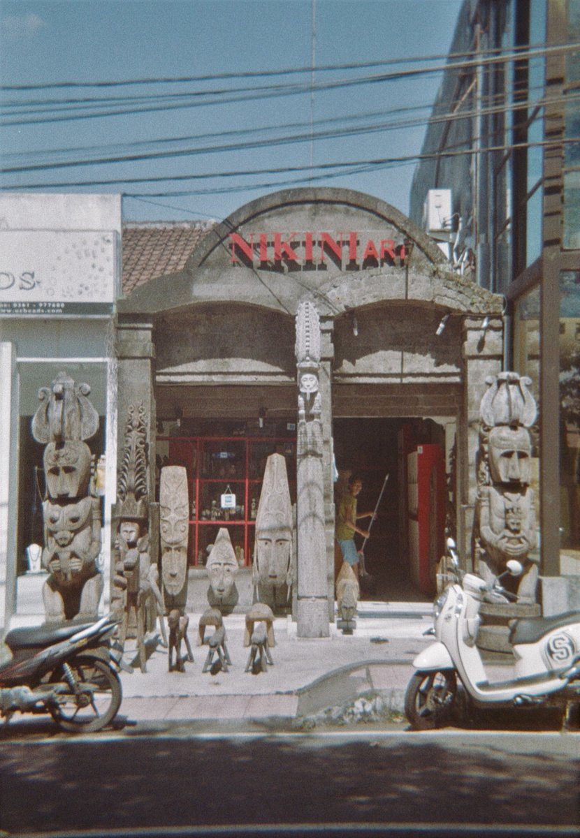 nuo2x2's tweet photo. this shop is so iconic, and would be the first thing you'll notice when in the area... #filmphotography #ishootfilm #filmisnotdead #filmphoto #shop #tribal #streetphotography #toycam #plasticcamera #lomo #lomography #expired #prima35 #kodakcolor #kodakfilm https://t.co/GJ4FAWAhVs