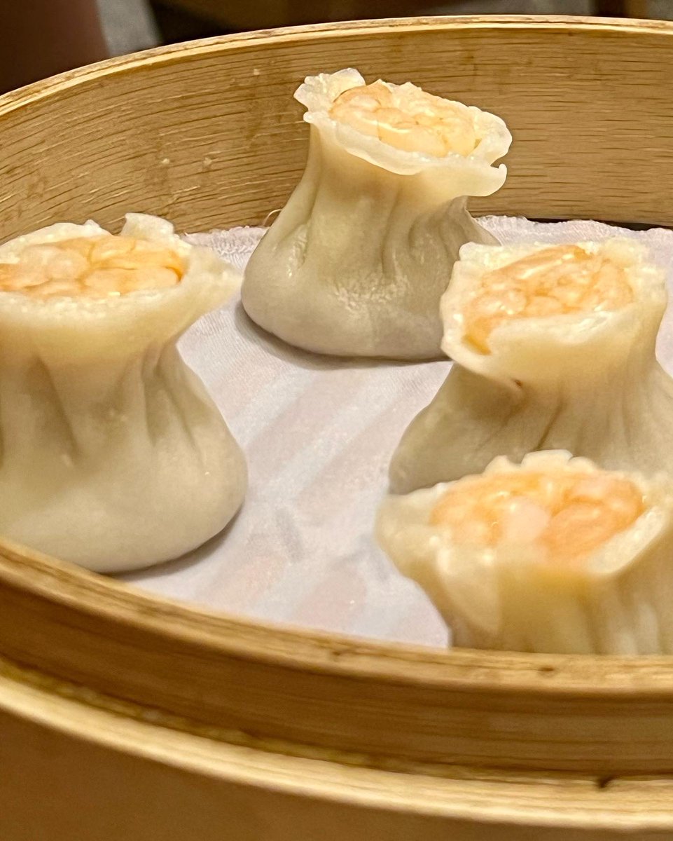 george_chen's tweet photo. Only in #Singapore: Seasonal chilli #crab meat “Xiao Long Bao” #dumplings 🦀️

I also like Ding Tai Fung’s wonton and siu mai. Feel very content to have all the dumplings in Singapore before hopefully later this year I can fly to #Taiwan, the hometown of #鼎泰豐 Ding Tai Fung 🥟 https://t.co/XwK1WFxH88