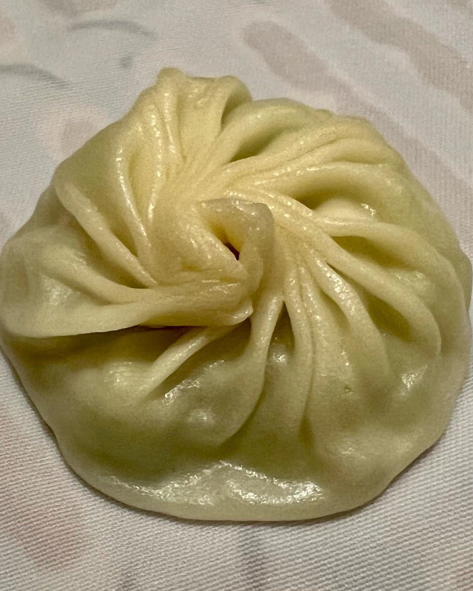 george_chen's tweet photo. Only in #Singapore: Seasonal chilli #crab meat “Xiao Long Bao” #dumplings 🦀️

I also like Ding Tai Fung’s wonton and siu mai. Feel very content to have all the dumplings in Singapore before hopefully later this year I can fly to #Taiwan, the hometown of #鼎泰豐 Ding Tai Fung 🥟 https://t.co/XwK1WFxH88